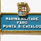 Alla base della torre � affissa una targa della Marina, che ci d� il benvenuto all�interno della costruzione